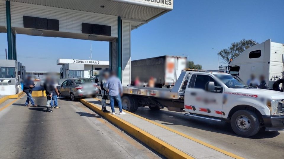 Vacacionistas se quedaron varados sobre la autopista México-Querétaro debido a que un automóvil colisionó en la caseta