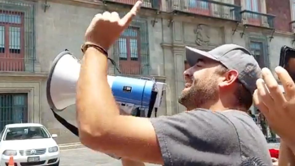 El activista ambiental Arturo Islas se plantó afuera de Palacio Nacional