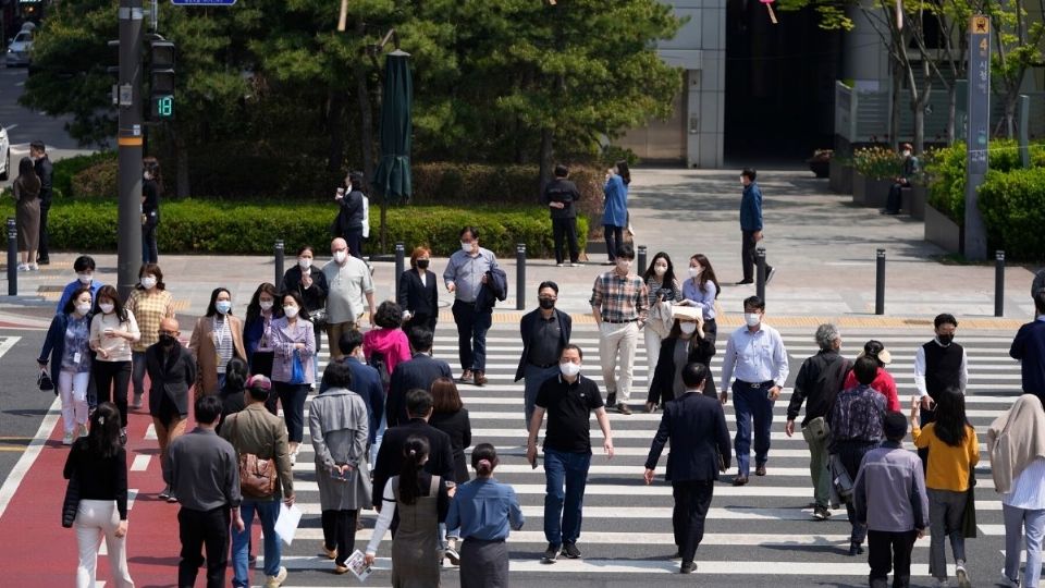 DESDE SEÚL. Además de la crisis de sueño, los habitantes también se protegen del COVID-19