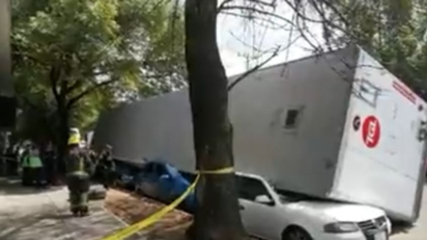 CDMX: Tráiler vuelca y aplasta varios vehículos en colonia Industrial Vallejo | VIDEO