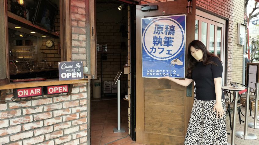 Cafetería no deja salir a sus clientes hasta que terminen sus trabajos