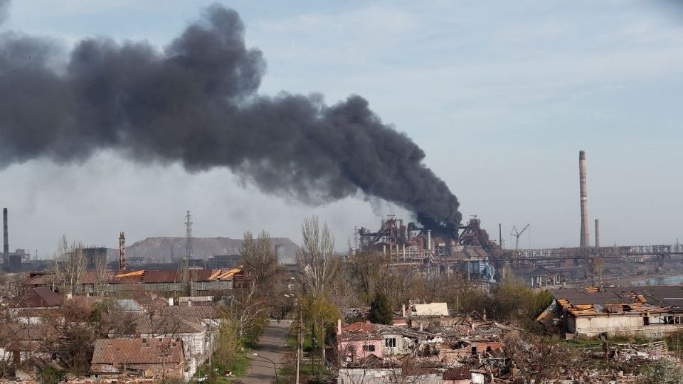 OFENSIVA. Humo se elevó sobre una planta de Azovstal Iron and Steel Works, durante el conflicto bélico