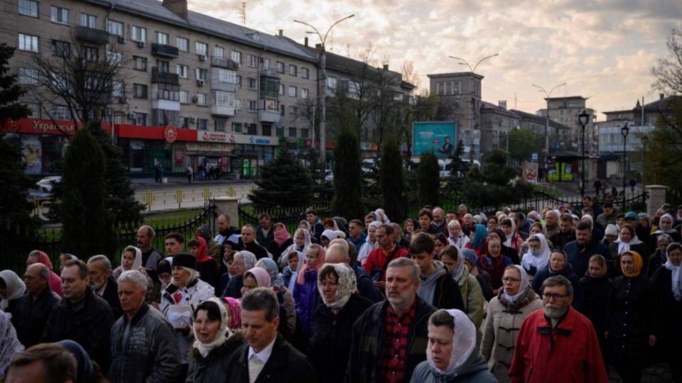 Decenas de personas celebran la Pascua ortodoxa en la ciudad de Zaporiyia. FOTO: AFP