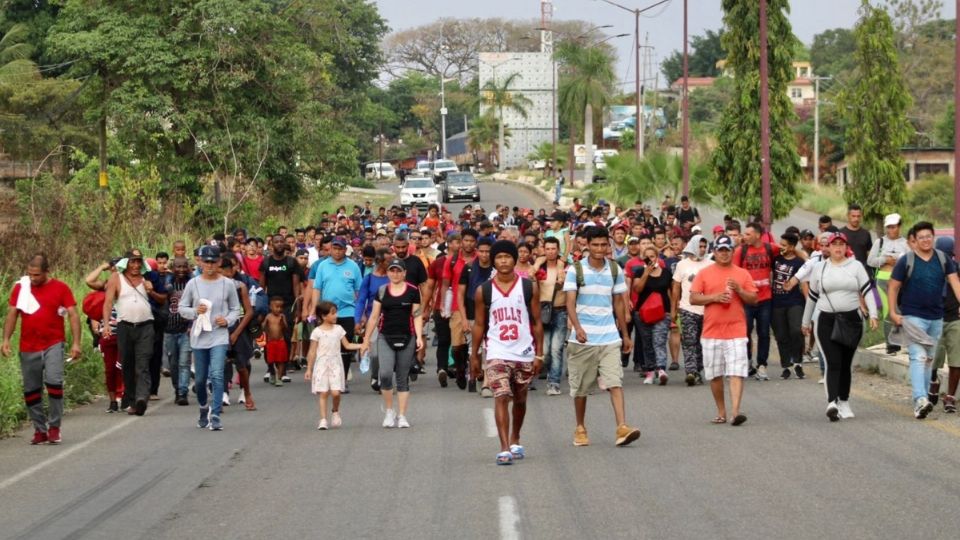 Migrantes salieron esta tarde en caravana desde Tapachula.