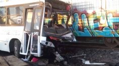 Tragedia en Toluca: autobús intenta ganarle al tren y es arrollado; muere el chofer y hay 20 heridos