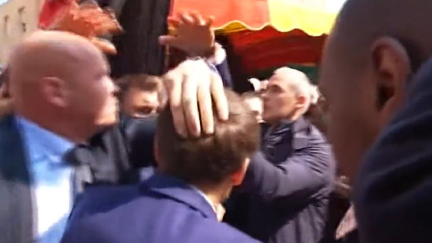 "¡Sacrebleu!": llueven tomatazos al presidente Macron en las calles de Francia I VIDEO