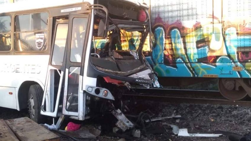 Tragedia en Toluca: autobús intenta ganarle al tren y es arrollado; muere el chofer y hay 20 heridos