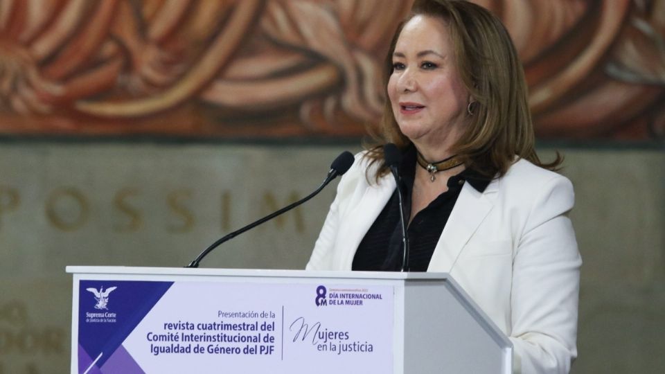 La ministra conminó a respaldar y alentar a las abogadas jóvenes