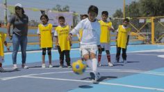 Rehabilitan canchas de fútbol para que niños de bajos recursos tengan espacios recreativos en Edomex