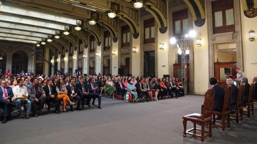 Reunión con diputados: Legisladores de Morena, PVEM y PT ovacionan a Adán Augusto López