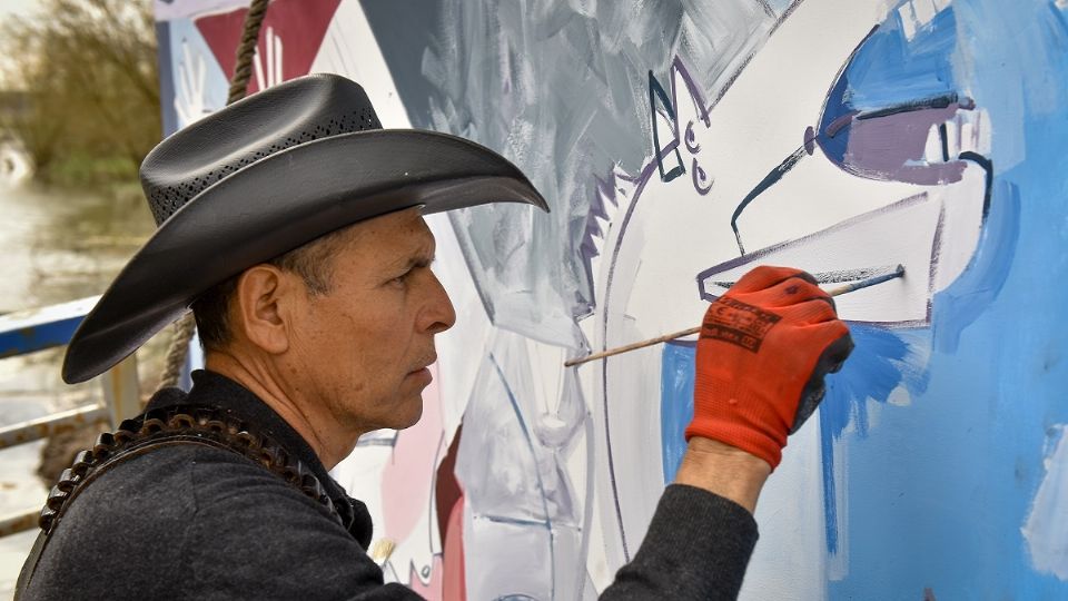 El artista zacatecano Roberto Márquez lleva más de un mes en la zona de conflicto; creó su versión del Guernica de Picasso