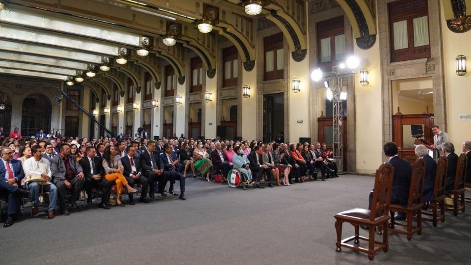 AGRADECIMIENTO. Legisladores de Morena, PVEM y PT, presentes en encuentro con AMLO