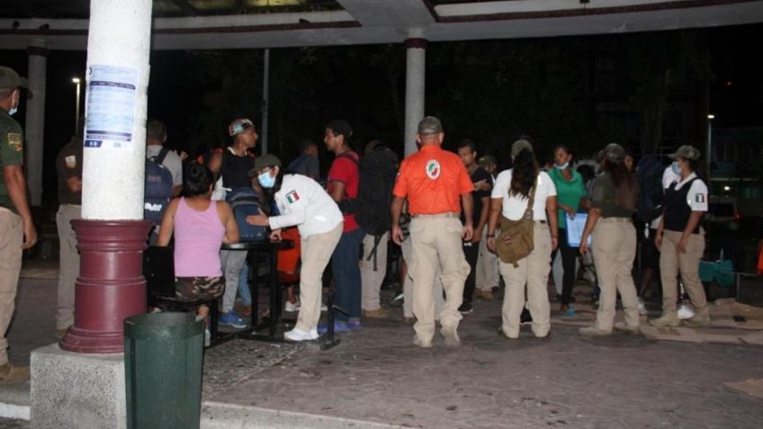 Desalojan a migrantes de plaza pública en Tapachula