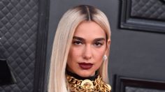 Dua Lipa impacta con cabello rubio y vestido “bondage” en los Grammy | FOTO