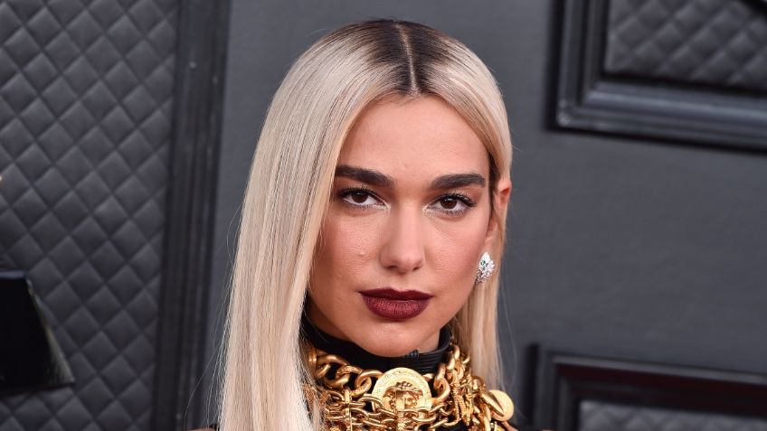 Dua Lipa impacta con cabello rubio y vestido “bondage” en los Grammy | FOTO