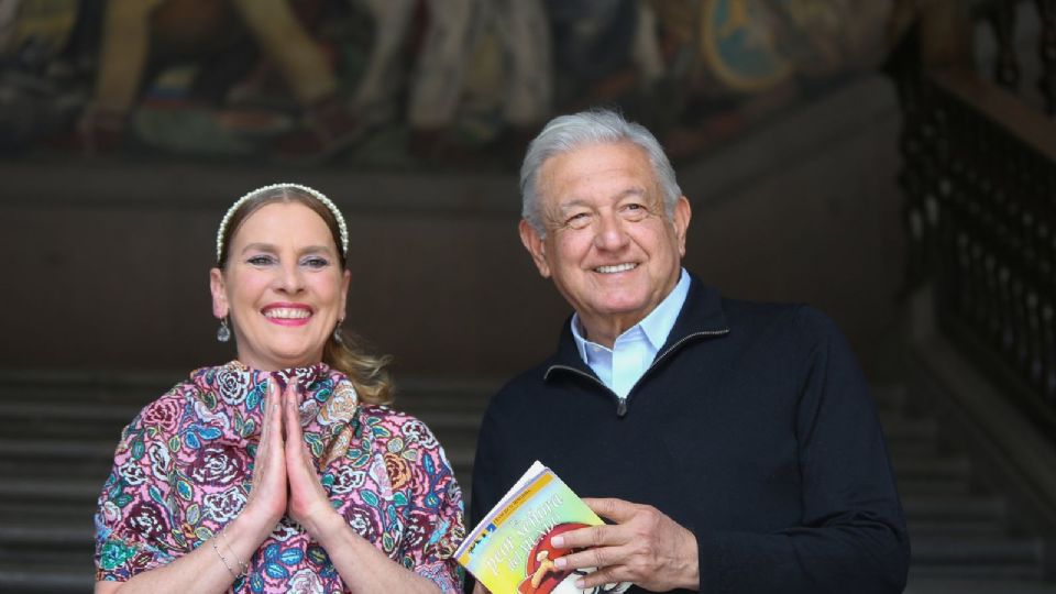 Beatriz Gutiérrez y el presidente López Obrador en la lectura del cuento a los niños 
FOTO: Iván Evair Saldaña