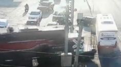 Tren impacta parte trasera de un AUTOBÚS en Nuevo León: VIDEO