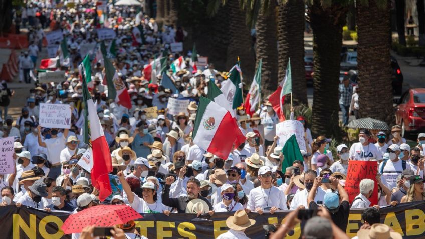 Hacen "un Coque Muñiz" en la marcha antiAMLO: cambian el Himno Nacional y los tunden en redes I VIDEO