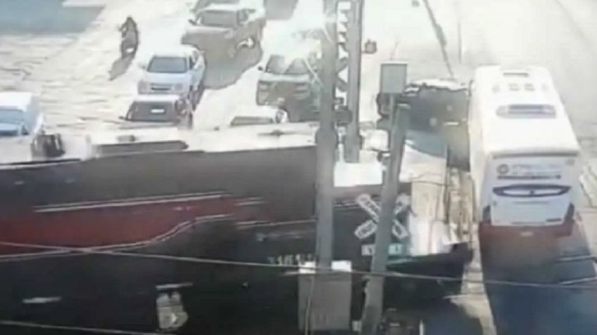 Tren impacta parte trasera de un AUTOBÚS en Nuevo León: VIDEO