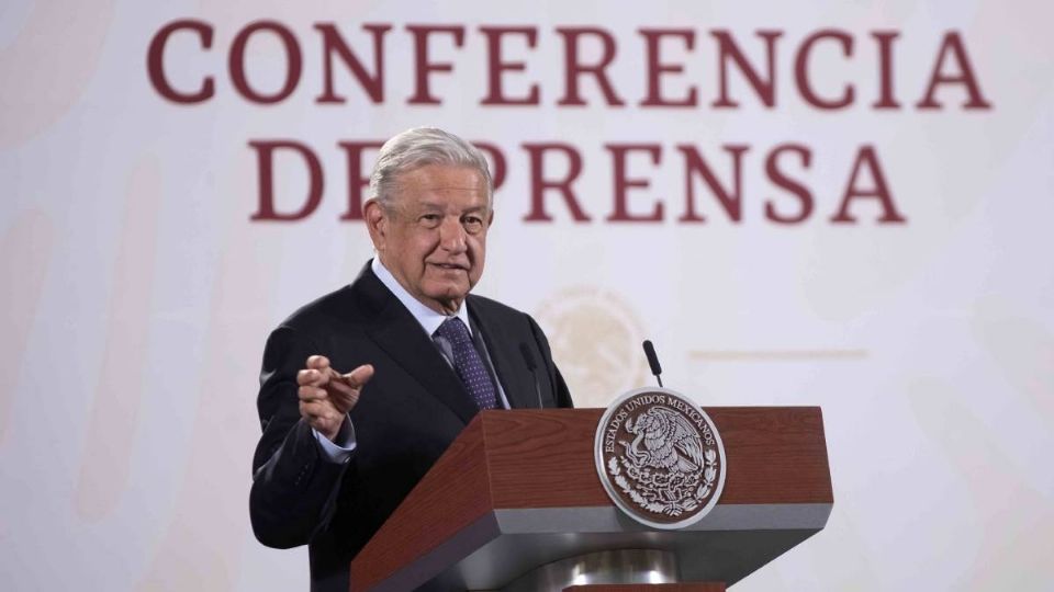 AMLO respondió a la advertencia del PRI contra la Reforma Eléctrica.