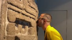 Artista no fue autorizado por el INAH para lamer y besar piezas del Museo de Antropología