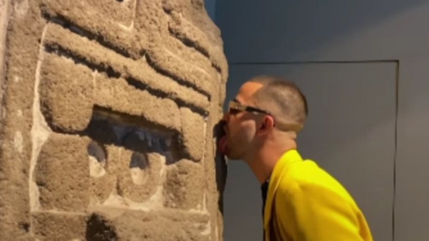 Artista no fue autorizado por el INAH para lamer y besar piezas del Museo de Antropología