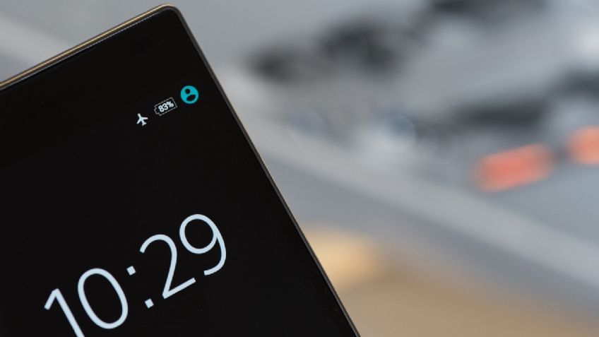 ¿Qué pasa si no activas en tu celular el modo avión durante un vuelo?
