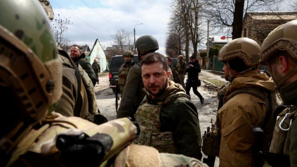 El presidente de Ucrania, Volodímir Zelenski, rodeado de militares en Bucha. FOTO: Reuters