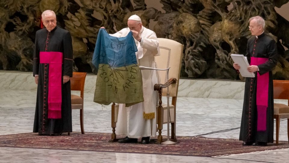 Papa Francisco sostiene una bandera de Ucrania