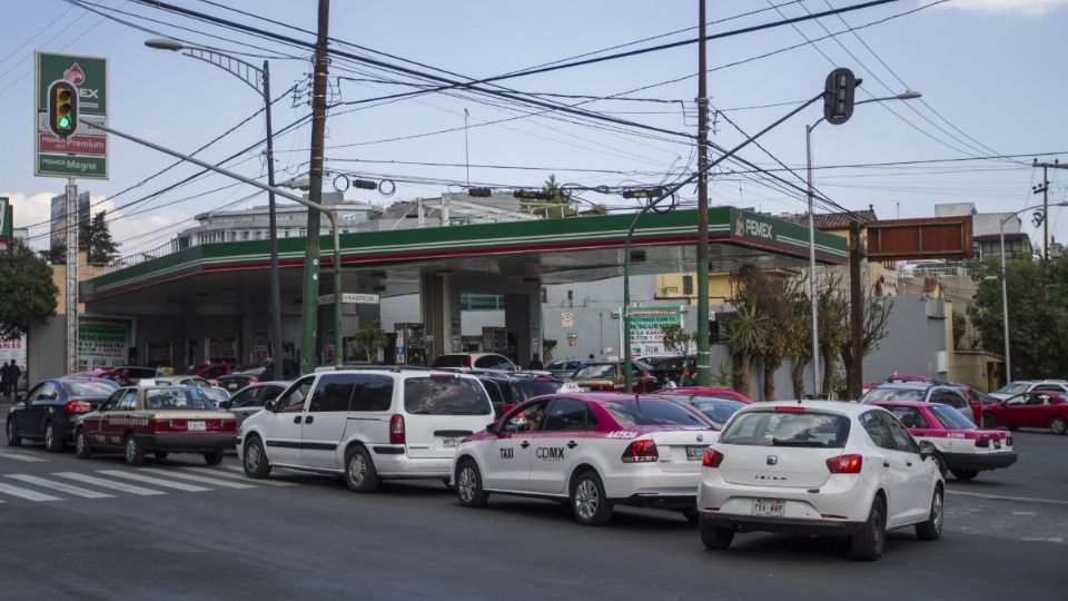 Filas hasta de 3 horas para cargar gasolina