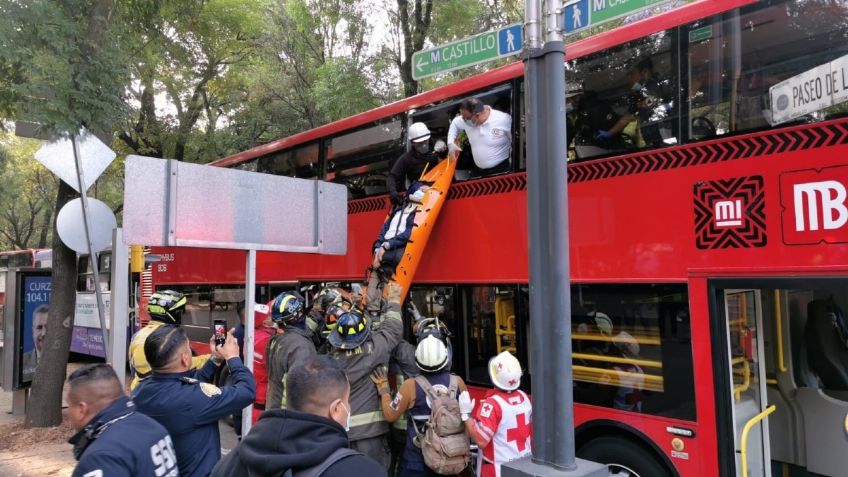 Camión choca contra Metrobús sobre Reforma y Gandhi; reportan más de 40 personas lesionadas