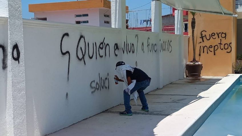 Maestros vandalizan oficinas de la Secretaría de Educación de Guerrero; exigen pagos y dinero para escuelas