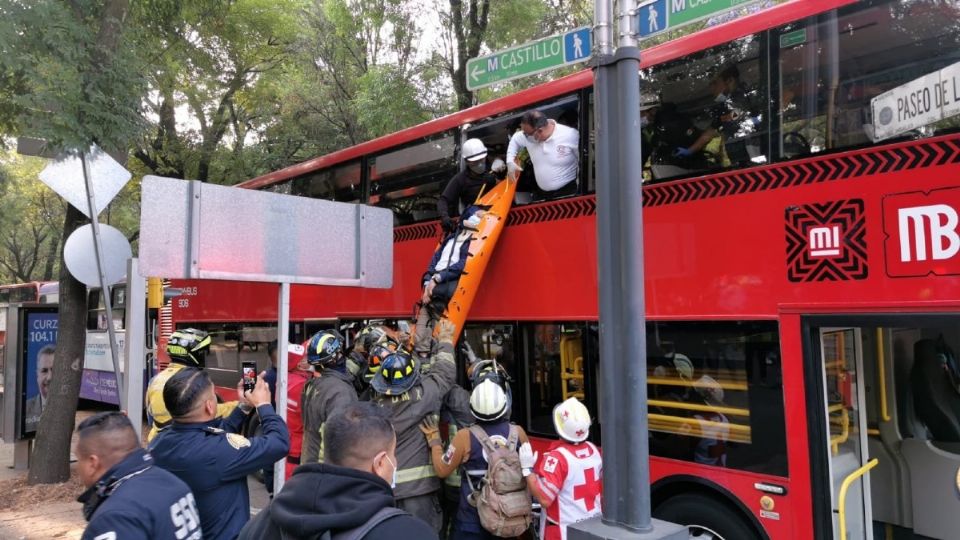 Elementos de emergencia acudieron para atender a los heridos.