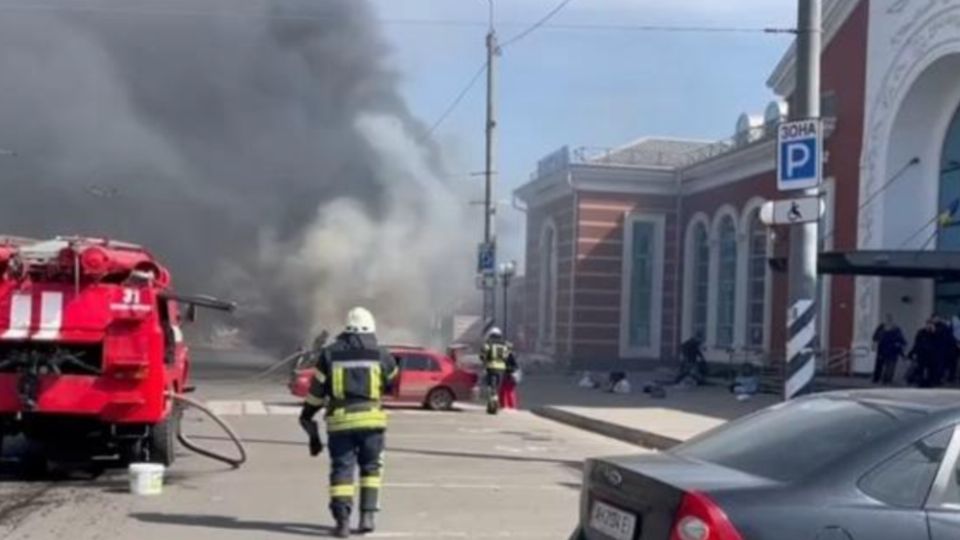 La estación de trenes de Kramatorsk fue atacada con dos misiles rusos. FOTO: Especial