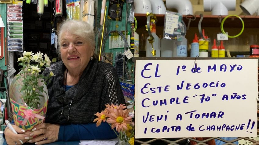 Abuelita regala champagne a sus clientes por los 70 años de su negocio y se hace viral | FOTO