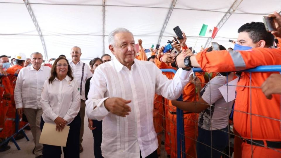 Celebra AMLO el día del trabajo desde la refinería “Olmeca” en Paraíso Tabasco