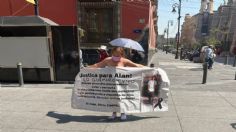 Madre se desnuda frente al Palacio Nacional; exige justicia para su hijo que fue quemado vivo