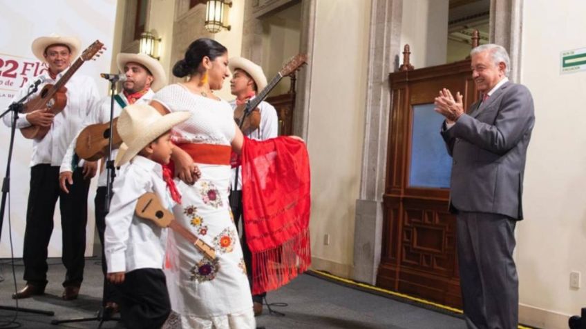 Con grupo de música jarocha, AMLO celebra a las mamás en Palacio Nacional