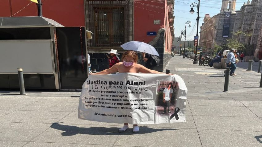 Madre se desnuda frente al Palacio Nacional; exige justicia para su hijo que fue quemado vivo