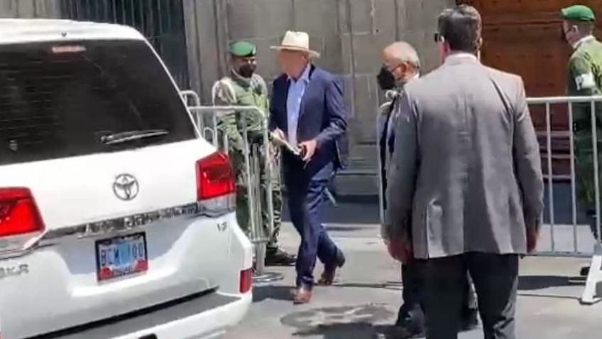 Ken Salazar acude a Palacio Nacional luego de amago de AMLO de no ir a Cumbre de las Américas