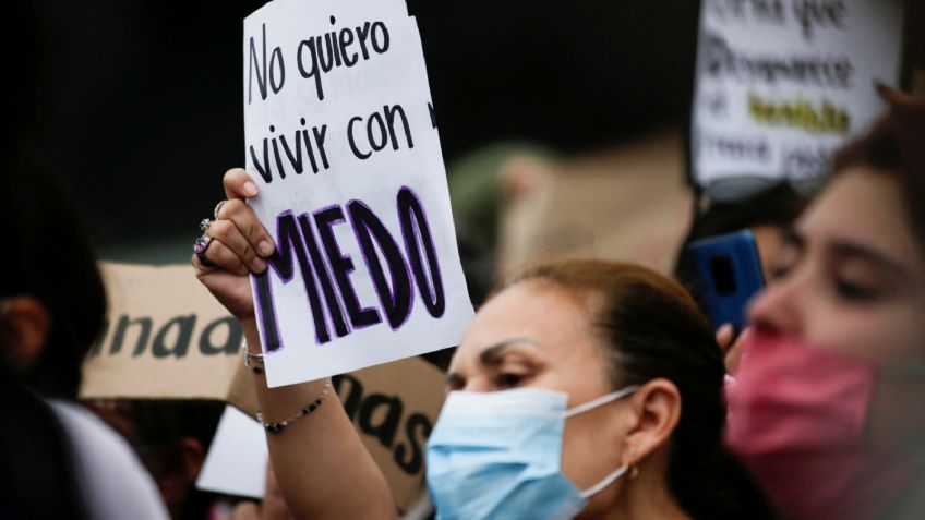 Mujeres irrumpen en festejo del Día de las Madres para exigir frenen los feminicidios | VIDEO