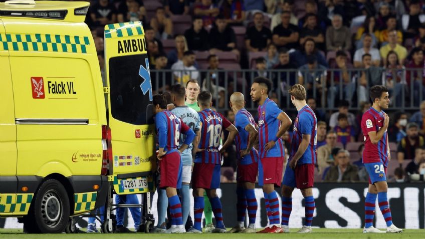 Así fue el impactante momento en que un jugador del Barcelona se desplomó tras choque de cabezas | VIDEO