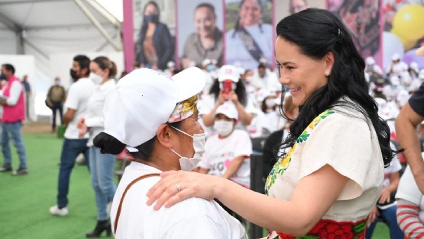 Alejandra del Moral celebra su primer día de las madres entregando Salarios Rosa