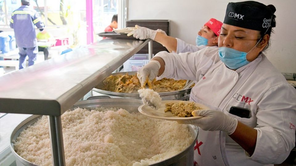 Los alimentos que se sirven en los comedores comunitarios son recién hechos.