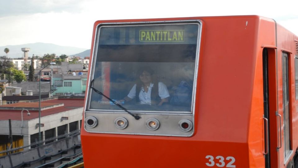 Mil 415 mujeres son conductoras, inspectoras jefas de estación o reguladoras.