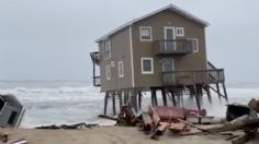 El impactante momento en que una casa de playa colapsa y es arrastrada por el mar | VIDEOS