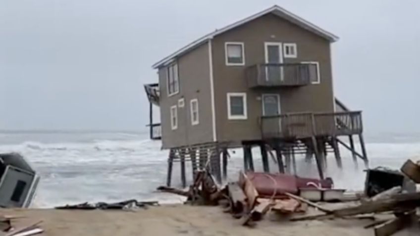 El impactante momento en que una casa de playa colapsa y es arrastrada por el mar | VIDEOS