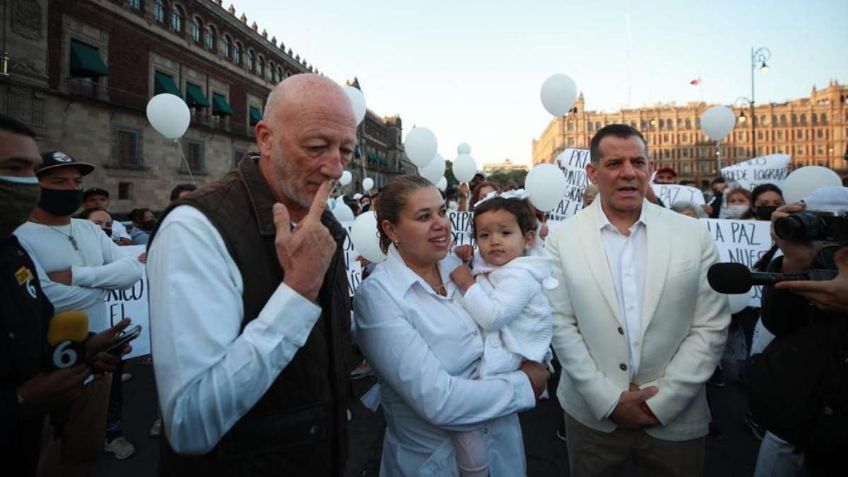 Forman cadena humana por la paz en Palacio Nacional