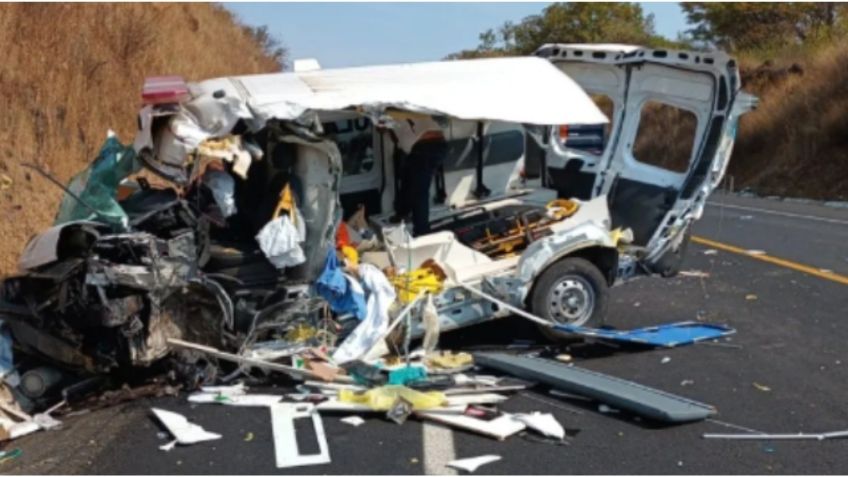 Michoacán: Ambulancia se impacta contra tráiler y queda destrozada en autopista Uruapan-Lázaro Cárdenas | VIDEO