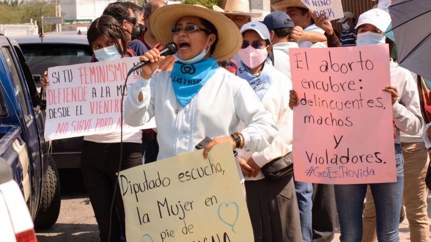 Congreso de Guerrero aplaza dictamen del aborto; feministas y grupos religiosos protestan en Chilpancingo